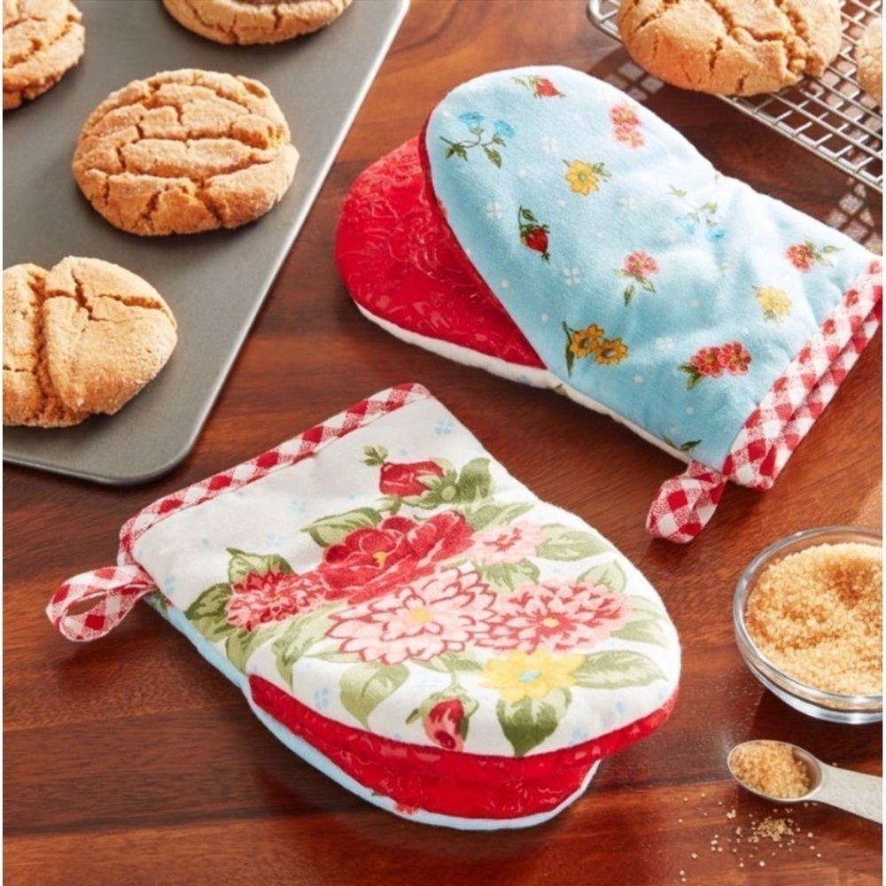 The Pioneer Woman Sweet Rose
2-Piece Kitchen Set: Mini Oven Mitts